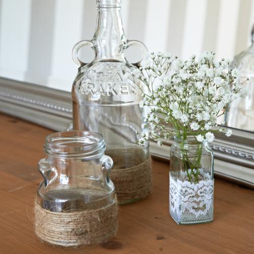 vieilles bouteilles, vieux vases, décorer de dentelle et ficelle