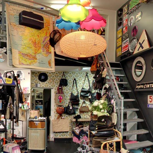 photo de la boutique, plusieurs objets ou anciens objets retransformer durant les ateliers de la journée portes ouvertes